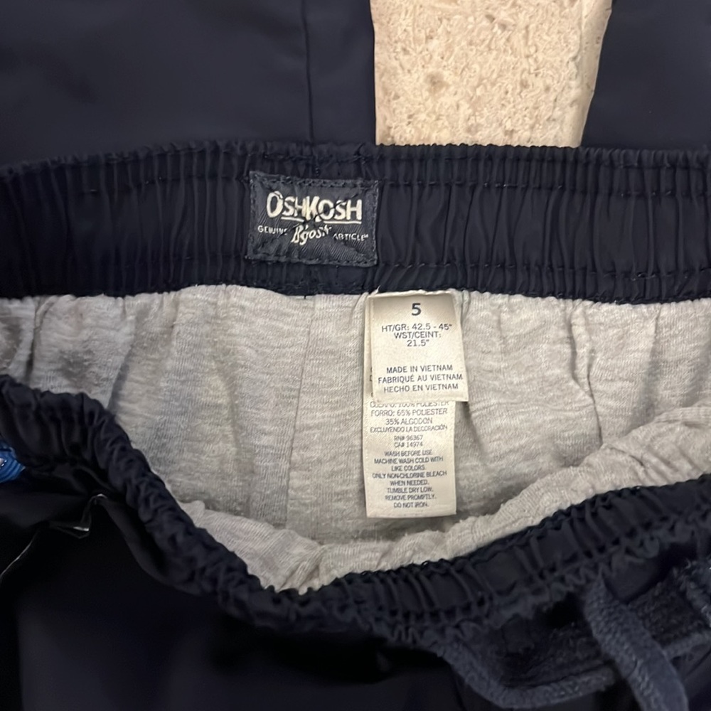 Osh’kosh nylon jogger style pants with thermal liner. Size 5 - Picture 3 of 4